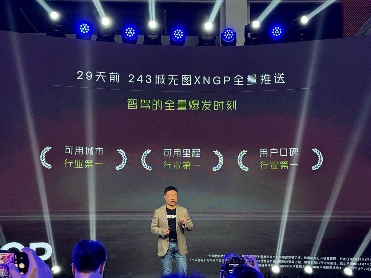 華為逆襲小鵬?問界推送“無圖城區(qū)NCA”,全國都能開!