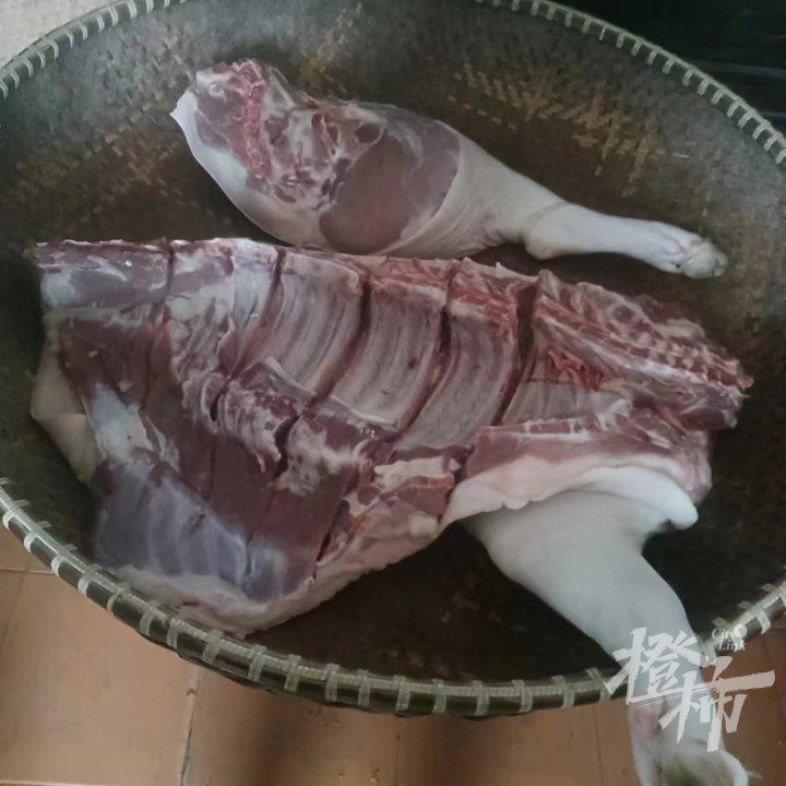 姐妹花2600元合伙買了一頭年豬