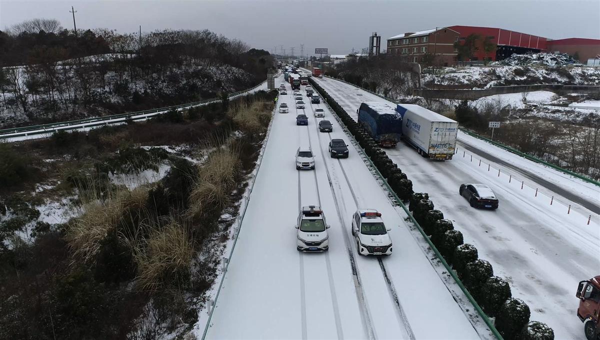 直擊湖北高速風雪回家路