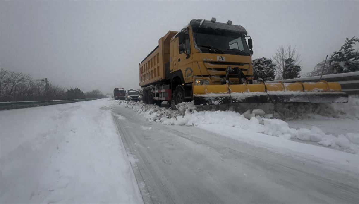 直擊湖北高速風雪回家路