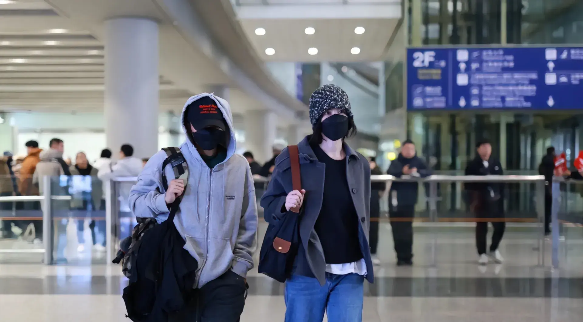 王菲謝霆鋒同框現(xiàn)身機(jī)場(chǎng)