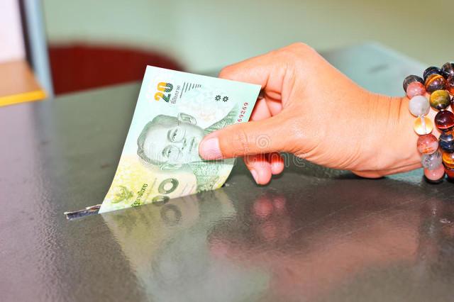 男子買東西中途換成假鈔被識破