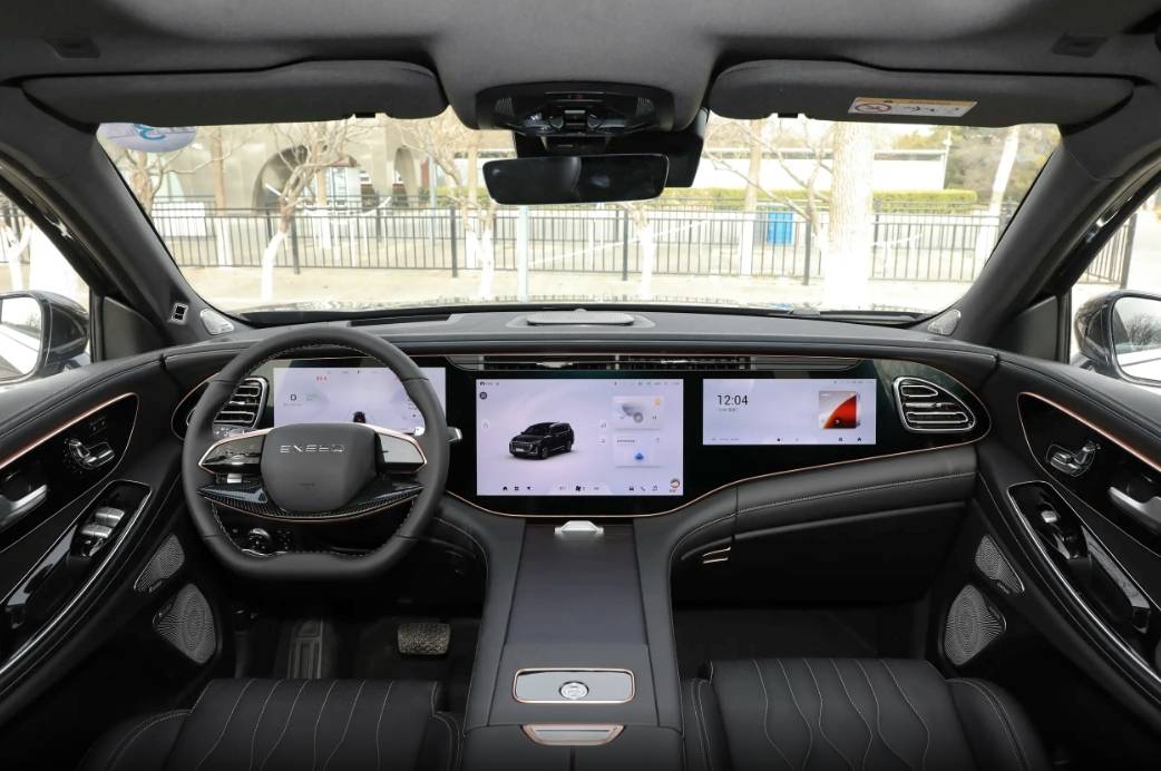 定位國產(chǎn)中大型SUV,配261馬力+8AT,軸距2米9,實拍星途攬月