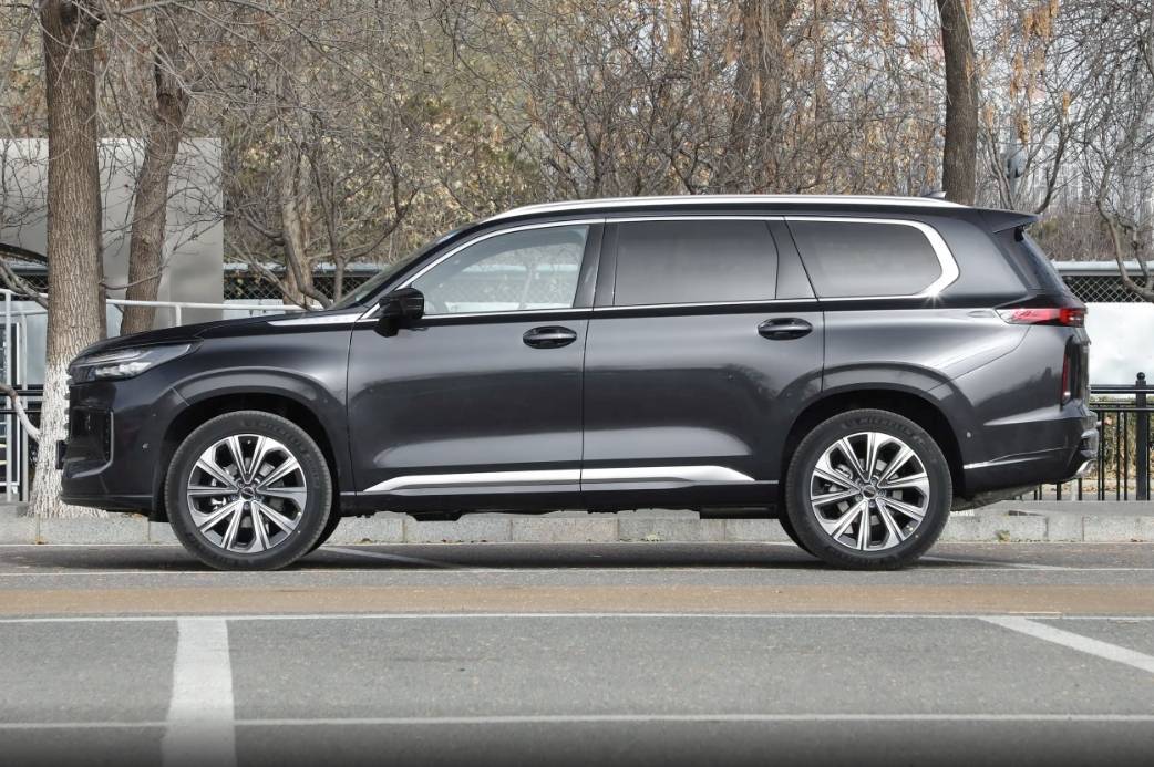 定位國產(chǎn)中大型SUV,配261馬力+8AT,軸距2米9,實拍星途攬月