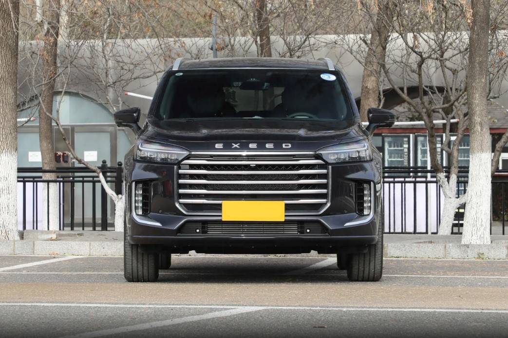 定位國產(chǎn)中大型SUV,配261馬力+8AT,軸距2米9,實拍星途攬月