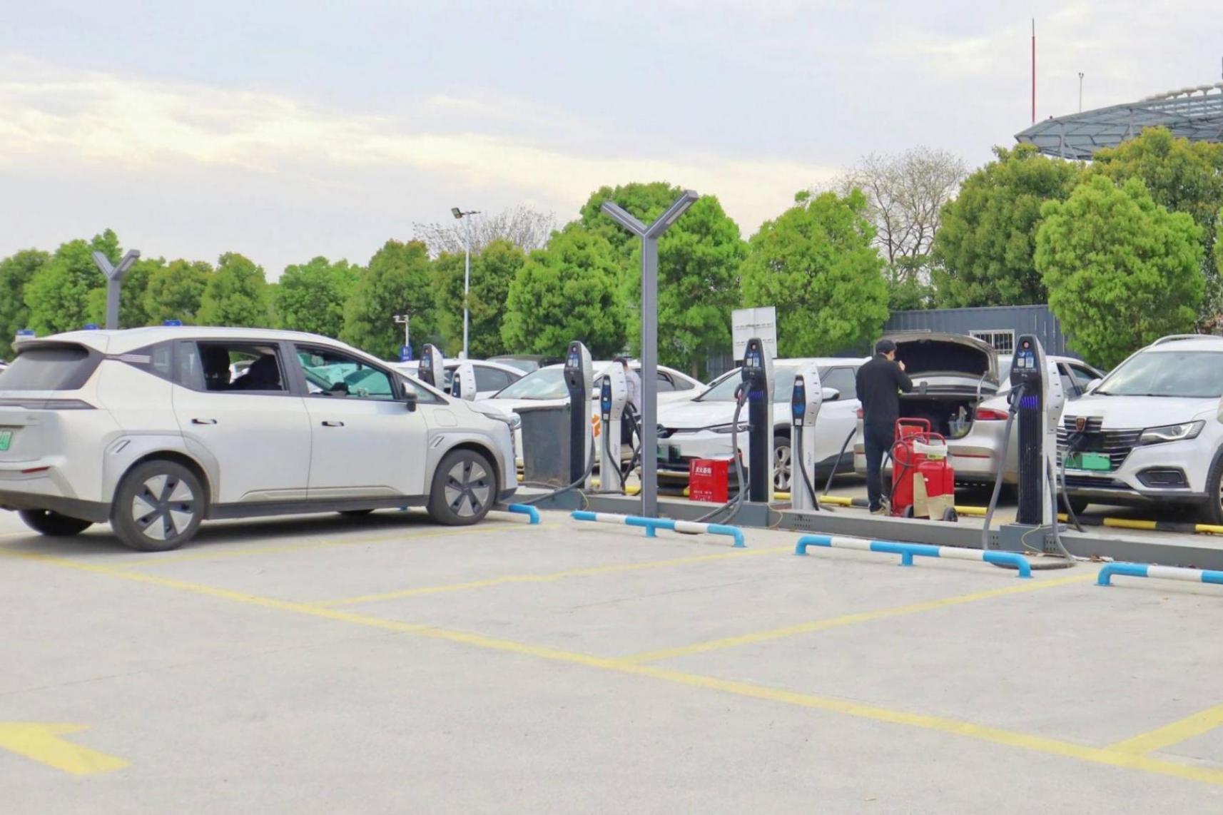 場(chǎng)站升級(jí)!電力十足!鯨充南京江寧區(qū)祿口機(jī)場(chǎng)110充電槍上線運(yùn)營(yíng)