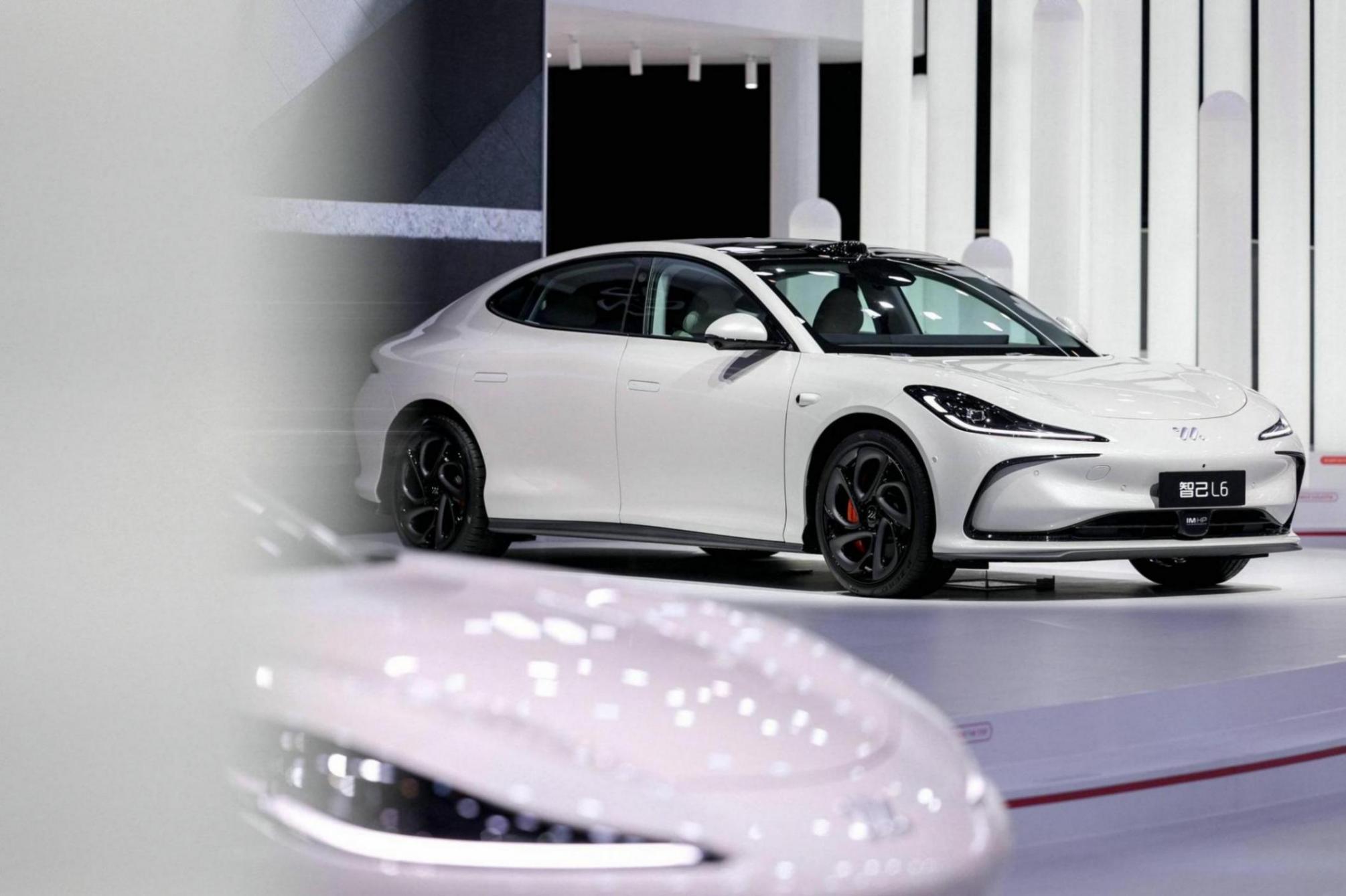 智己L6驚艷亮相2024北京車展:全系搭載IMOS 3.0,首搭靈蜥數字底盤
