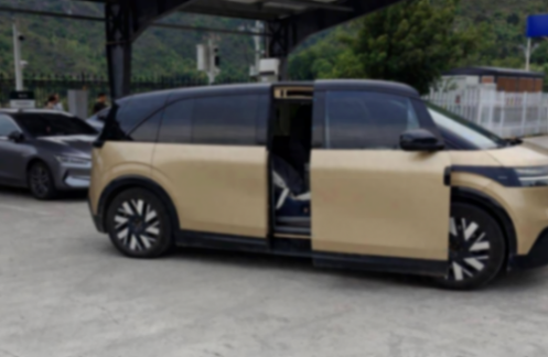 大空間+旋轉座椅,極氪MIX街頭實拍,對開側滑門打造移動客廳