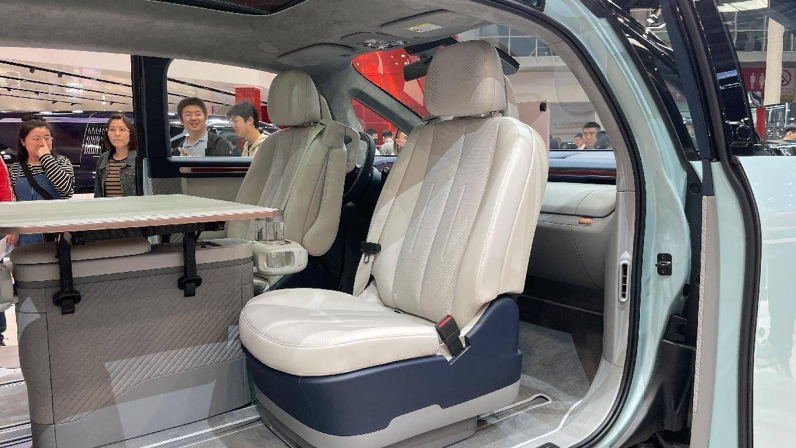 大空間+旋轉座椅,極氪MIX街頭實拍,對開側滑門打造移動客廳