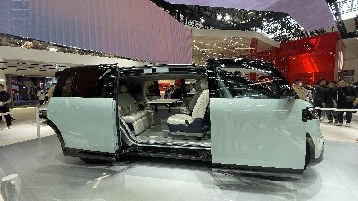 大空間+旋轉座椅,極氪MIX街頭實拍,對開側滑門打造移動客廳