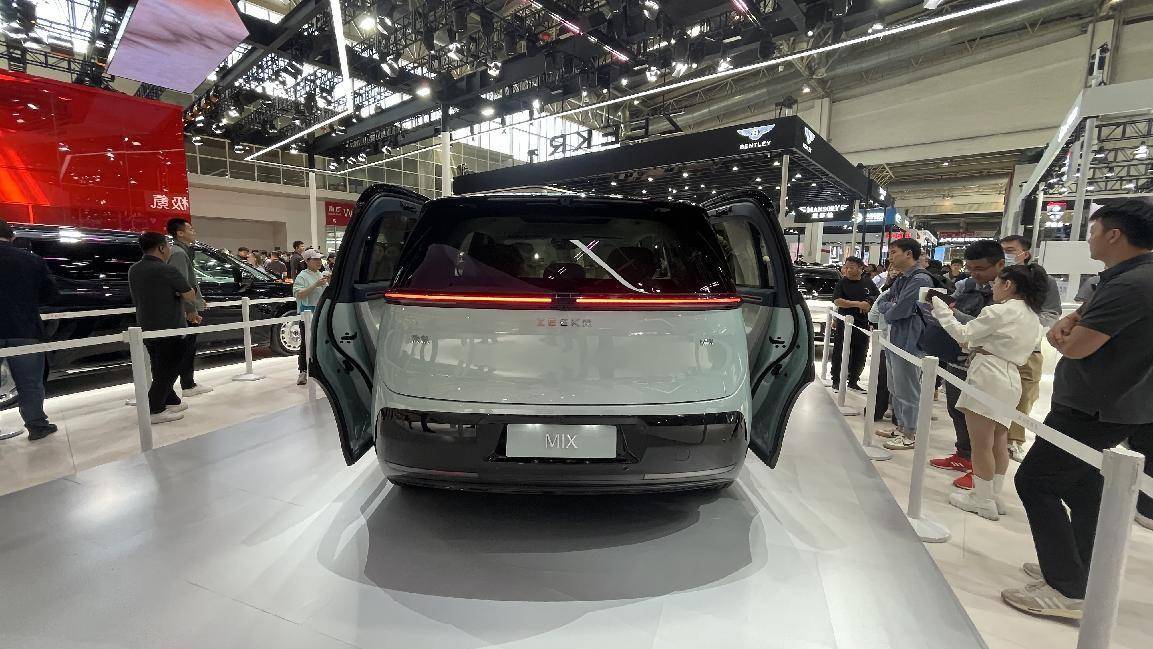 大空間+旋轉座椅,極氪MIX街頭實拍,對開側滑門打造移動客廳