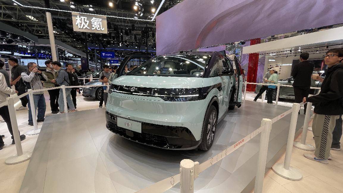 大空間+旋轉座椅,極氪MIX街頭實拍,對開側滑門打造移動客廳