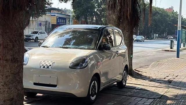 全新五菱宏光MINIEV三門版實(shí)車諜照 設(shè)計(jì)Q萌 顏值提升 配置不低-有駕 全新五菱宏光MINIEV三門版實(shí)車諜照 設(shè)計(jì)Q萌 顏值提升 配置不低-有駕