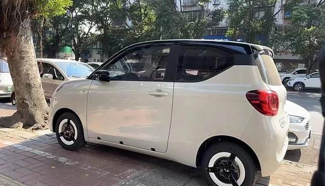 全新五菱宏光MINIEV三門版實(shí)車諜照 設(shè)計(jì)Q萌 顏值提升 配置不低-有駕 全新五菱宏光MINIEV三門版實(shí)車諜照 設(shè)計(jì)Q萌 顏值提升 配置不低-有駕