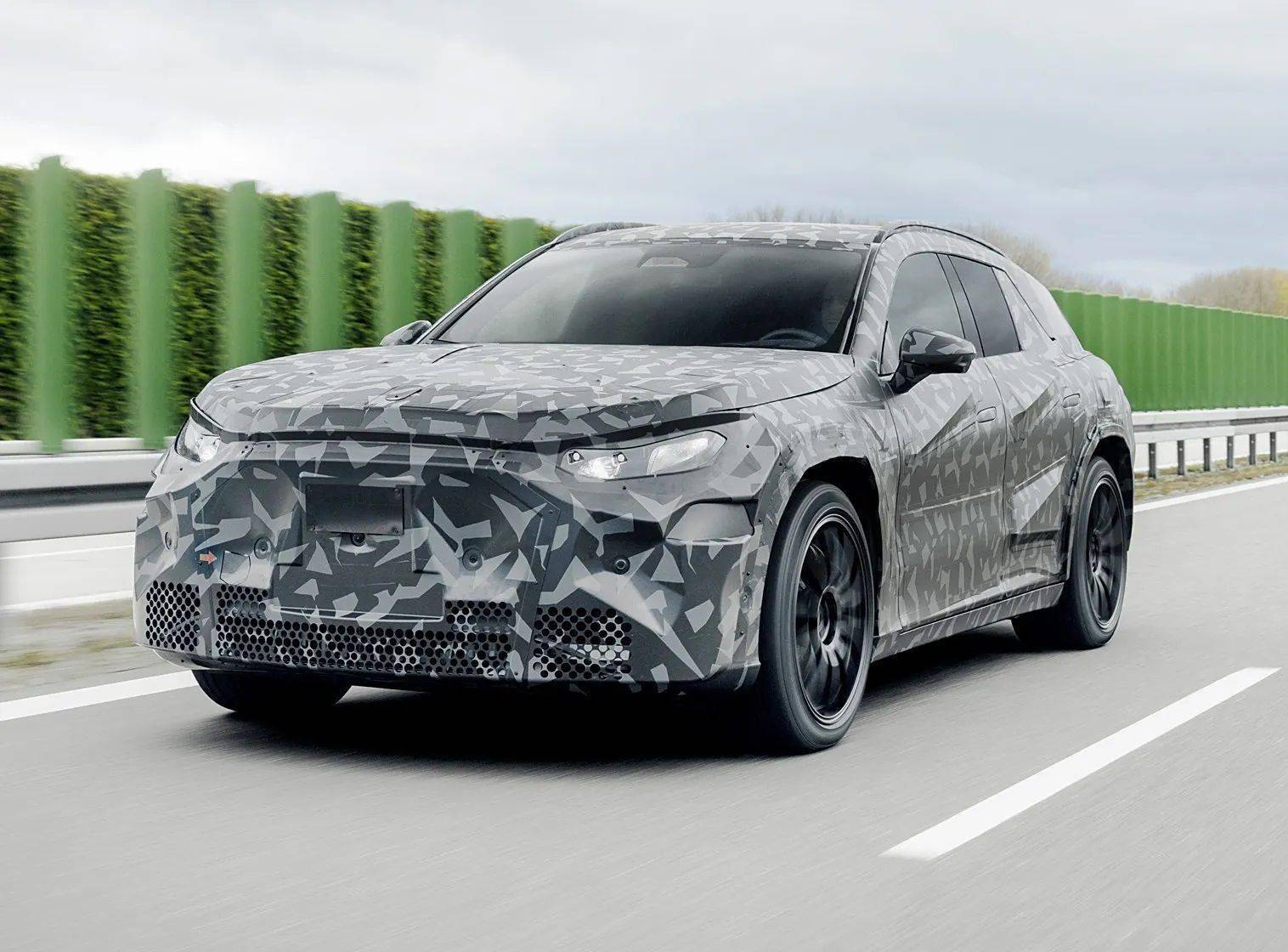 最大功率超1000馬力/預(yù)計(jì)2026年發(fā)布 AMG電動SUV諜照曝光