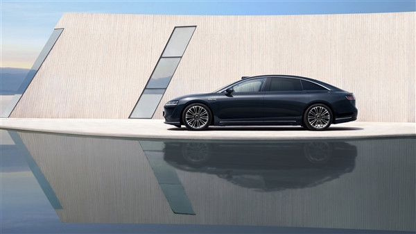 余承東:2017年拿著一張PPT就跟北汽合作了 特別感謝北汽 余承東:2017年拿著一張PPT就跟北汽合作了 特別感謝北汽給華為機遇