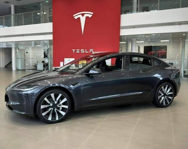 油車把新能源打趴了?帕薩特逆襲拿下B級車第一,雅閣超越Model 3