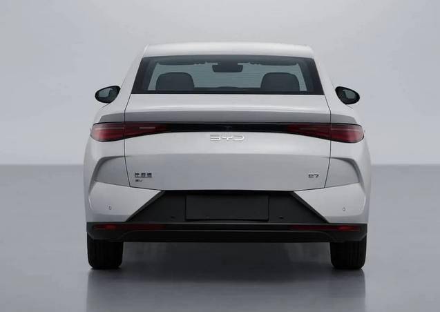 比亞迪e7親民純電車型亮相,貫穿式尾燈設計成亮點!