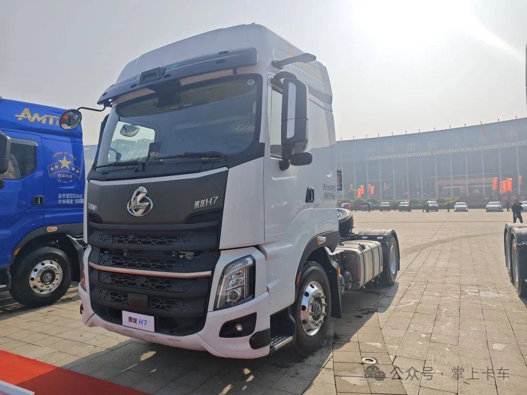 東風柳汽乘龍2025年會展車來了!乘龍HK/乘龍H5V房車/乘龍H7亮相