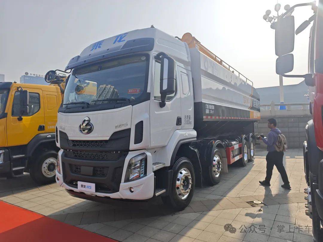 東風柳汽乘龍2025年會展車來了!乘龍HK/乘龍H5V房車/乘龍H7亮相