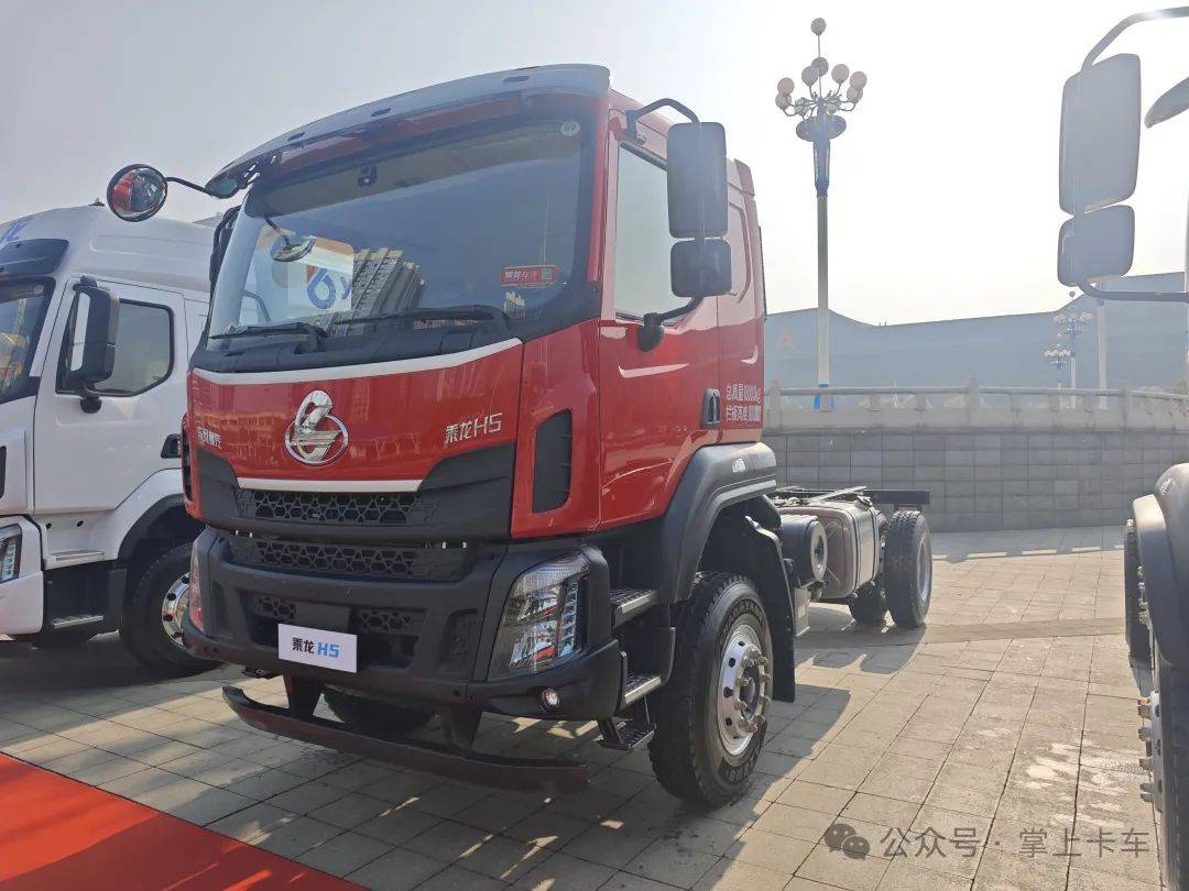 東風柳汽乘龍2025年會展車來了!乘龍HK/乘龍H5V房車/乘龍H7亮相