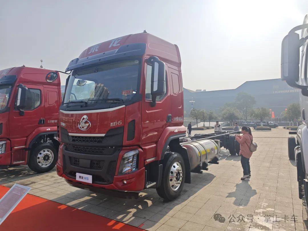 東風柳汽乘龍2025年會展車來了!乘龍HK/乘龍H5V房車/乘龍H7亮相