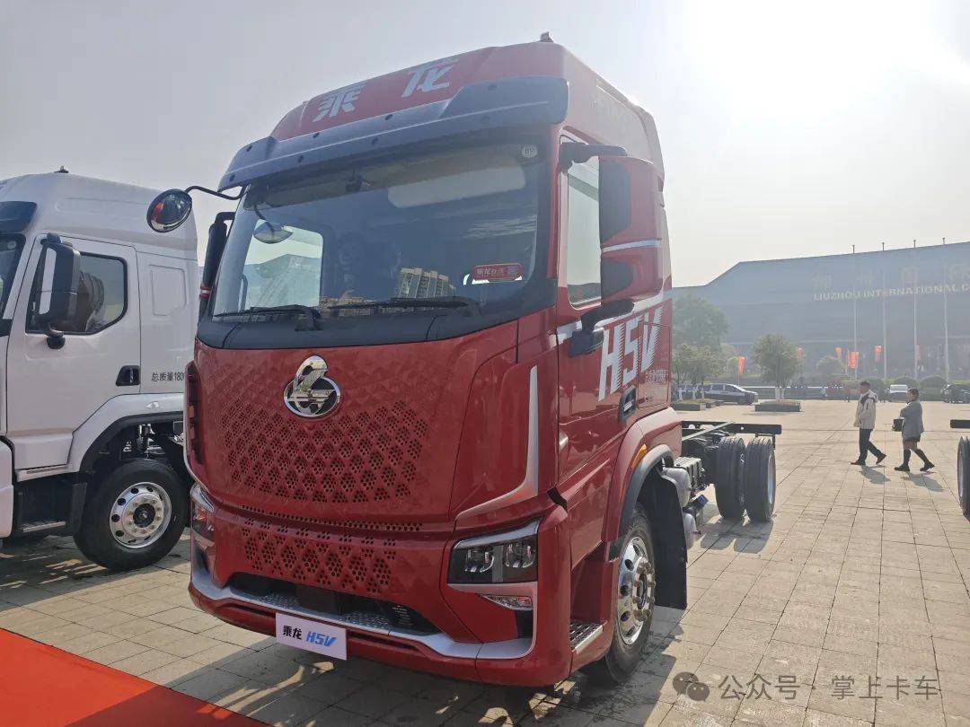 東風柳汽乘龍2025年會展車來了!乘龍HK/乘龍H5V房車/乘龍H7亮相