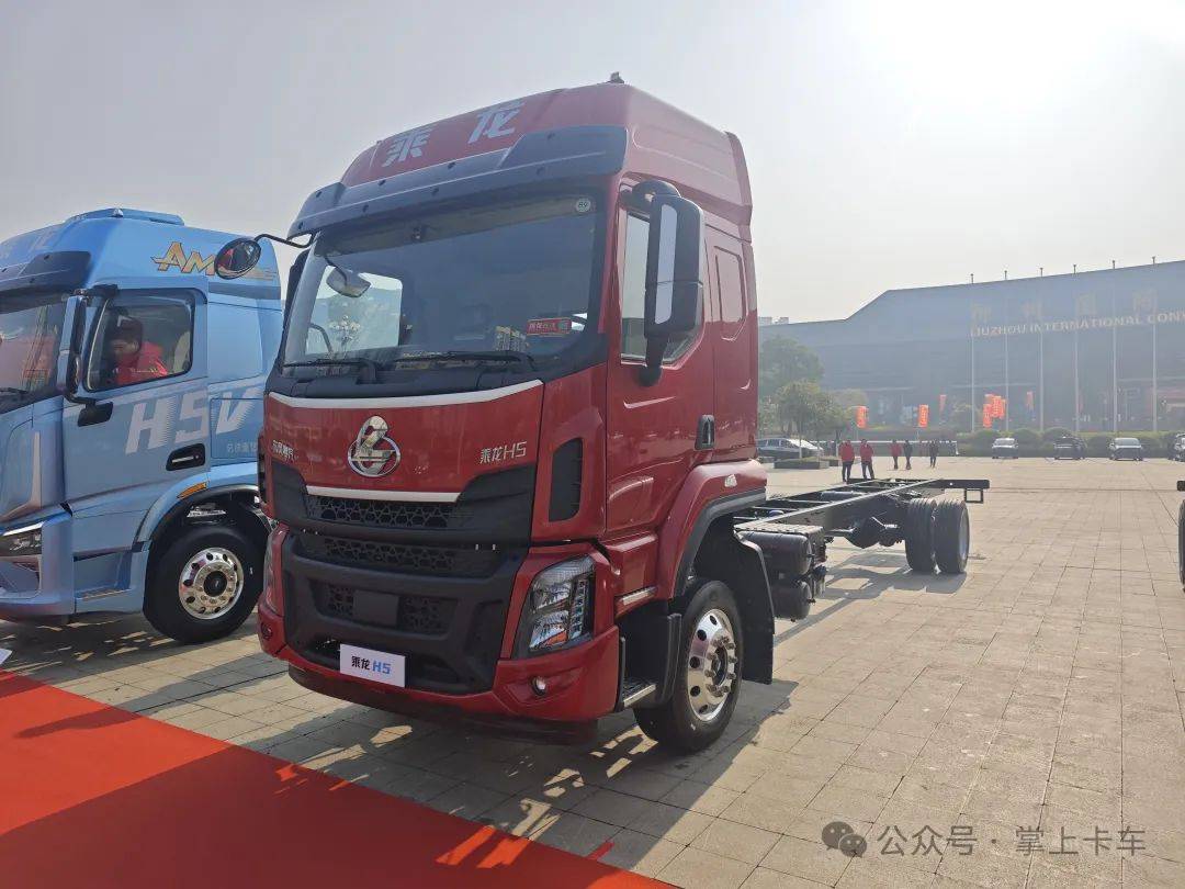 東風柳汽乘龍2025年會展車來了!乘龍HK/乘龍H5V房車/乘龍H7亮相