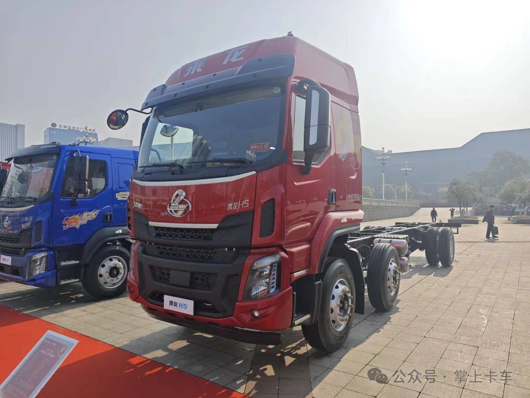 東風柳汽乘龍2025年會展車來了!乘龍HK/乘龍H5V房車/乘龍H7亮相