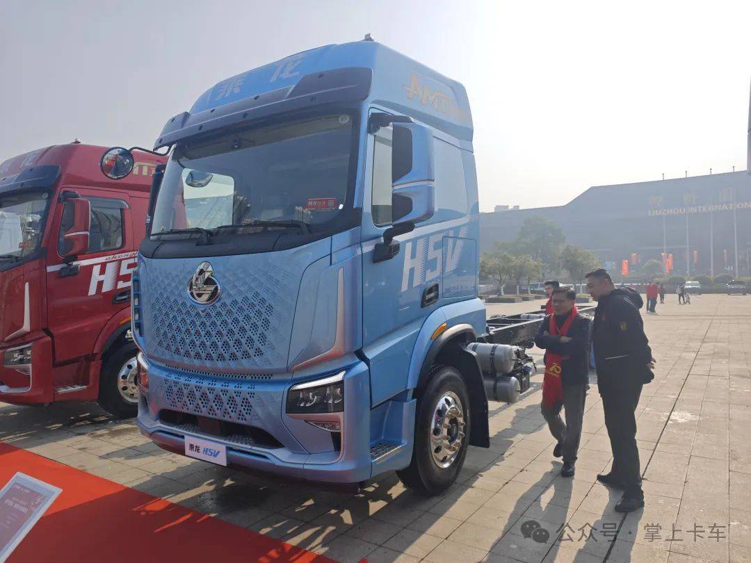 東風柳汽乘龍2025年會展車來了!乘龍HK/乘龍H5V房車/乘龍H7亮相