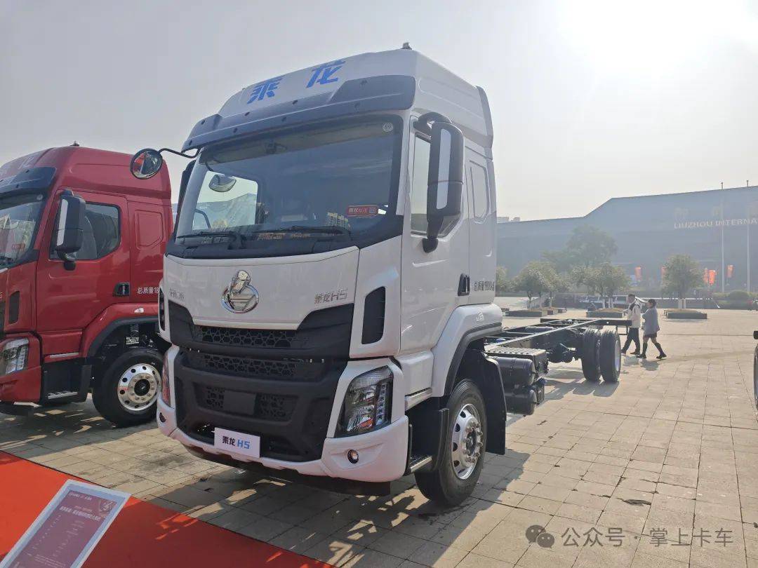 東風柳汽乘龍2025年會展車來了!乘龍HK/乘龍H5V房車/乘龍H7亮相