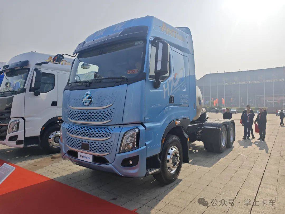 東風柳汽乘龍2025年會展車來了!乘龍HK/乘龍H5V房車/乘龍H7亮相