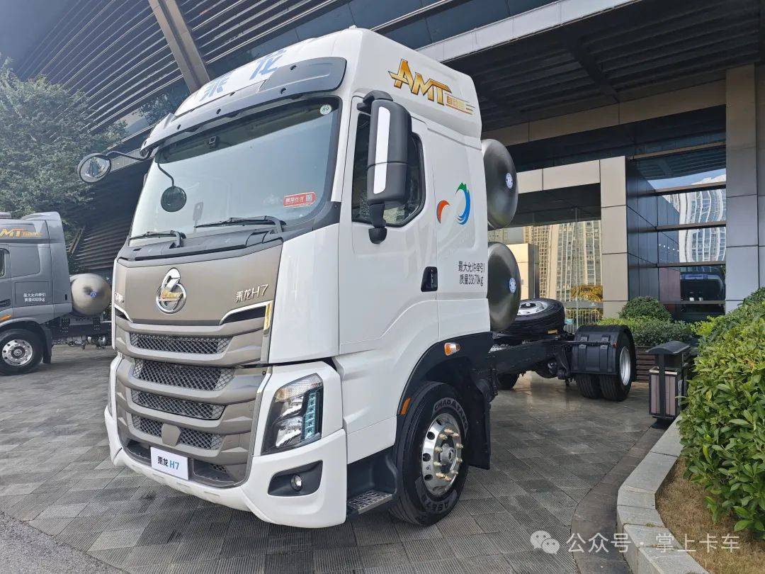 東風柳汽乘龍2025年會展車來了!乘龍HK/乘龍H5V房車/乘龍H7亮相