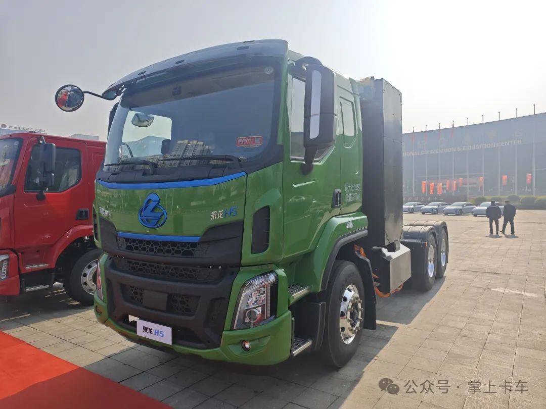 東風柳汽乘龍2025年會展車來了!乘龍HK/乘龍H5V房車/乘龍H7亮相