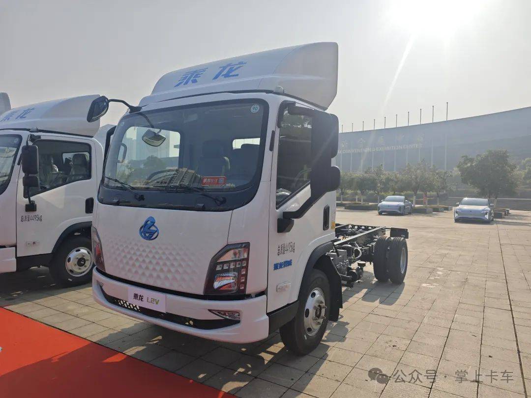 東風柳汽乘龍2025年會展車來了!乘龍HK/乘龍H5V房車/乘龍H7亮相