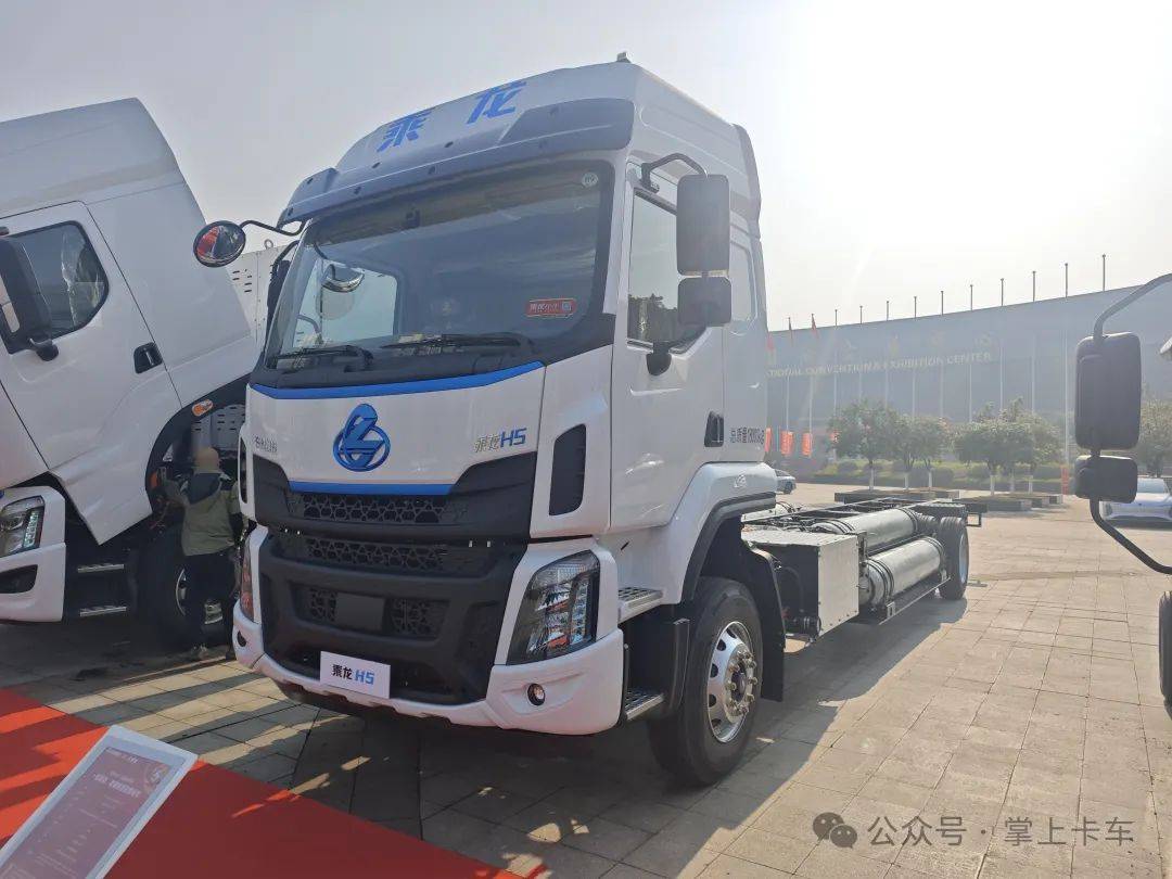 東風柳汽乘龍2025年會展車來了!乘龍HK/乘龍H5V房車/乘龍H7亮相