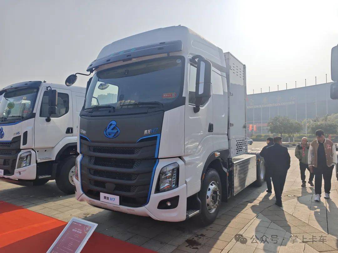 東風柳汽乘龍2025年會展車來了!乘龍HK/乘龍H5V房車/乘龍H7亮相