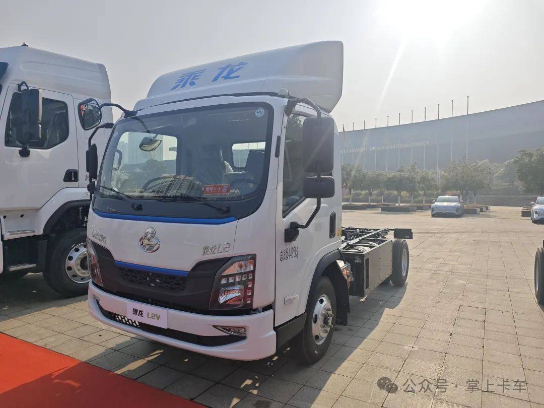 東風柳汽乘龍2025年會展車來了!乘龍HK/乘龍H5V房車/乘龍H7亮相