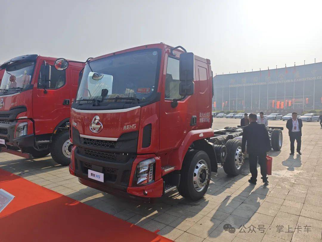 東風柳汽乘龍2025年會展車來了!乘龍HK/乘龍H5V房車/乘龍H7亮相