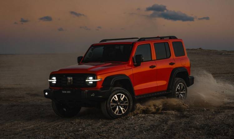 “保定車神”欲打造超豪華品牌,長城或?qū)⑵涿麨椤白孕牌嚒保?" data-bd-imgshare-binded="1" /></p>
<p> </p>
<p> 這么看來,長城汽車一直都在成功的邊緣不停摸索,而這次則是更猛了,直接越過高端領(lǐng)域和豪華領(lǐng)域,向著超豪華品牌跟進(jìn),此外這一次,魏建軍也會(huì)親身參與到超豪車型的開發(fā)和測(cè)試當(dāng)中,確實(shí)陣仗很大。而且在直播中魏建軍也回應(yīng)了自己乘坐勞斯萊斯,是為了體驗(yàn)對(duì)標(biāo)車型,他還提及自己購買過多款豪車,目的自然也是為了體驗(yàn)唄!</p>
<p> </p>
<p><img src="http://m.qiyifd.com/uploads/image/2025/0115/13040212005.jpg" title=