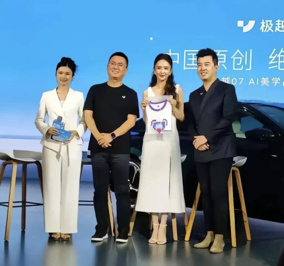 佟麗婭車展亮相,41歲依舊風華絕代,展現優雅氣質