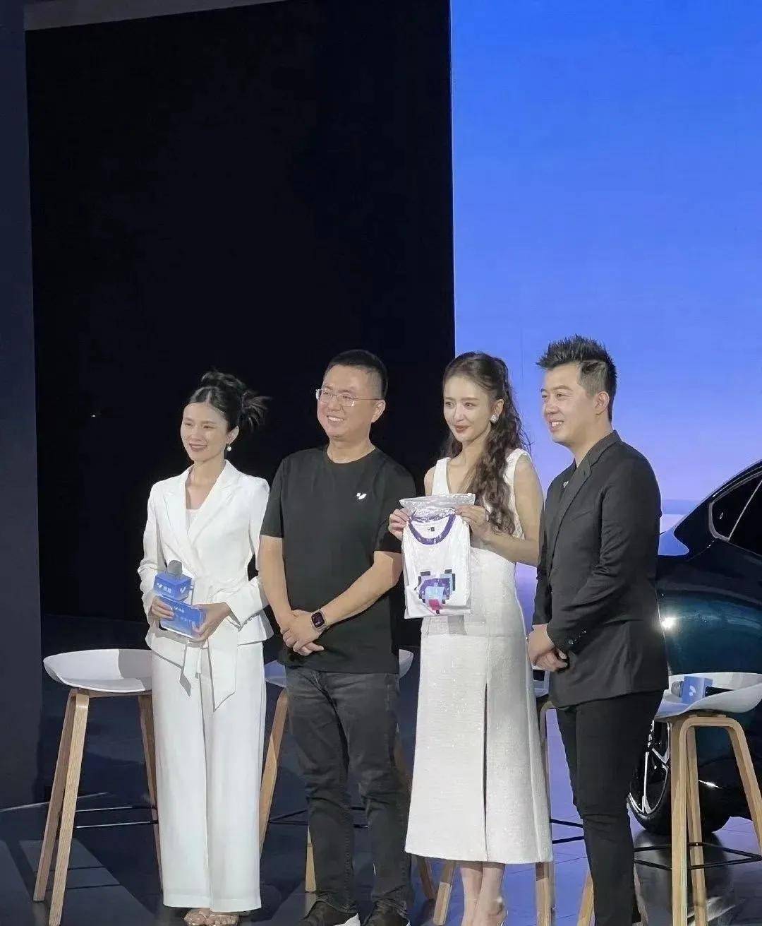 佟麗婭車展亮相,41歲依舊風華絕代,展現優雅氣質