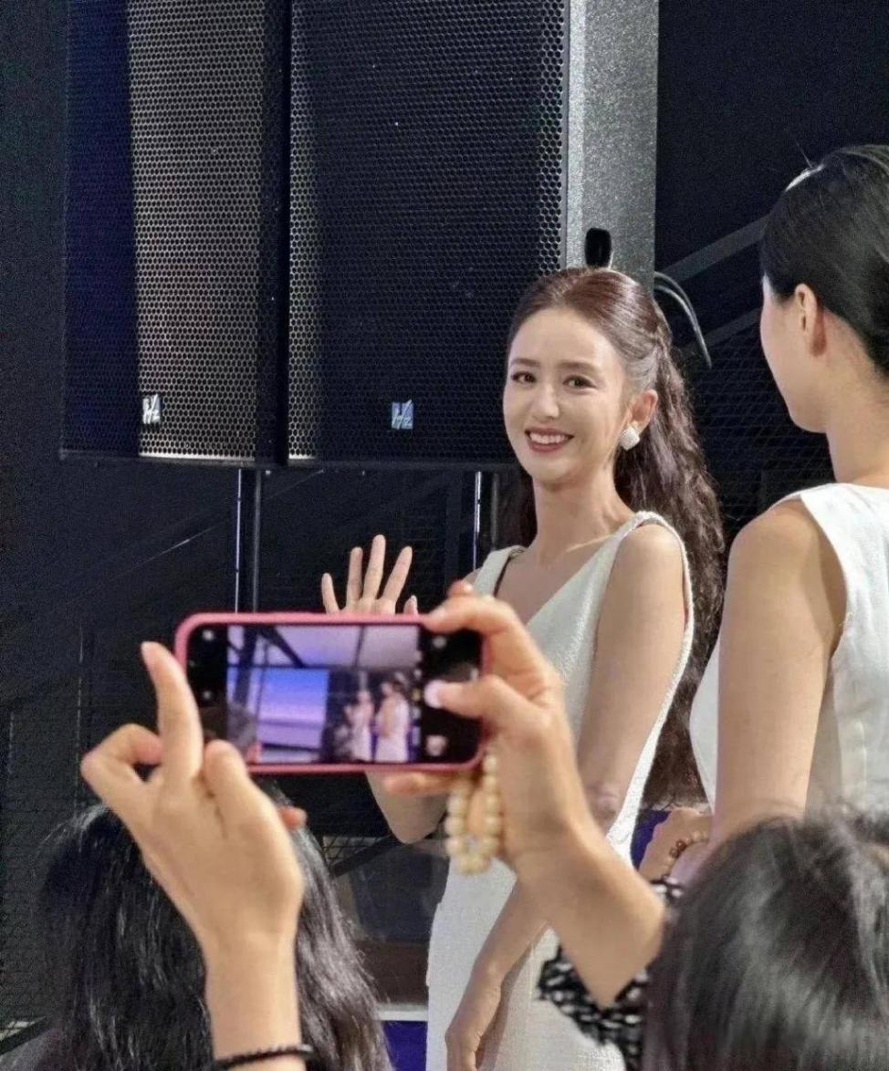 佟麗婭車展亮相,41歲依舊風華絕代,展現優雅氣質