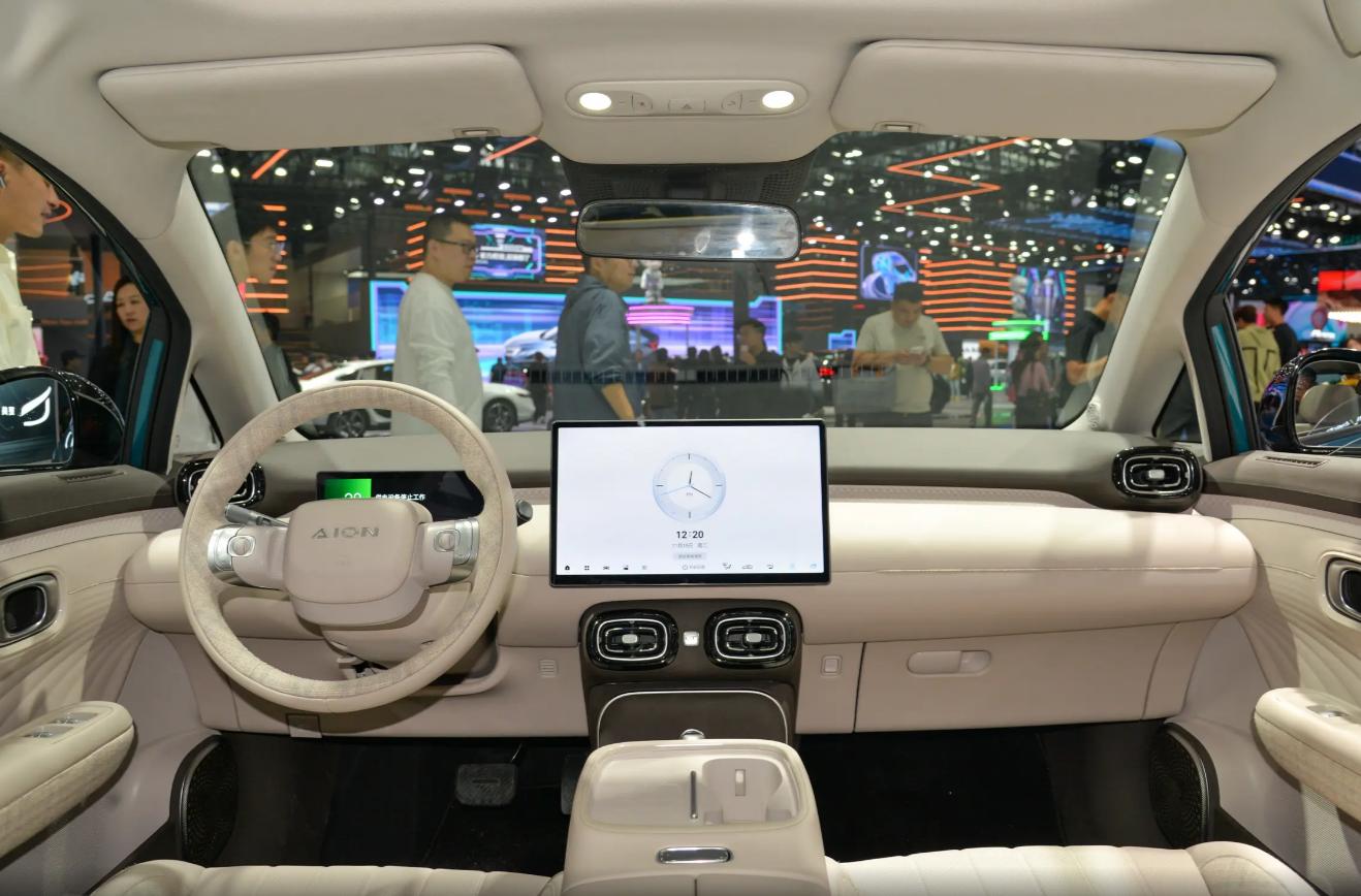 米蘭大師設(shè)計(jì)+19顆LED!8.98萬(wàn)的埃安UT,光看臉就忍不住想買(mǎi)了!