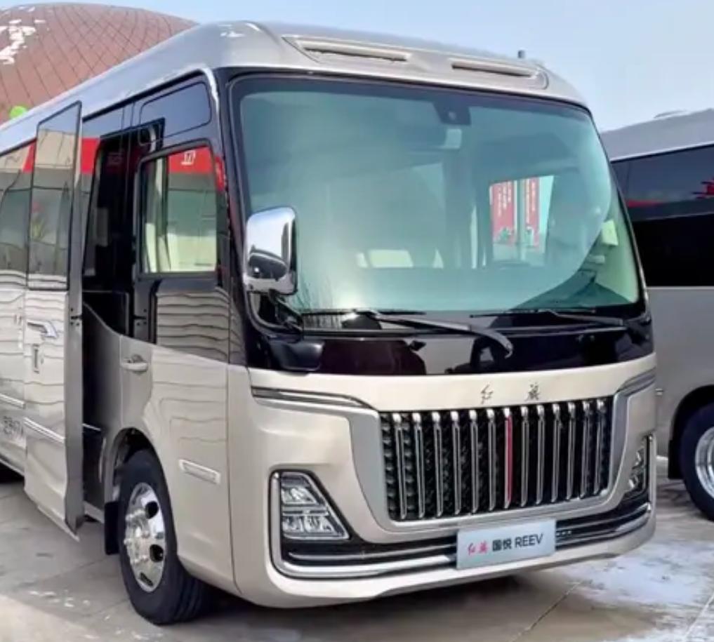 這下平順性是拉滿了!紅旗國悅增程版真的來了,絕對是用車主力