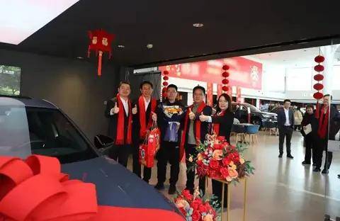 全力奔跑的陳彬和開門紅的一汽-大眾