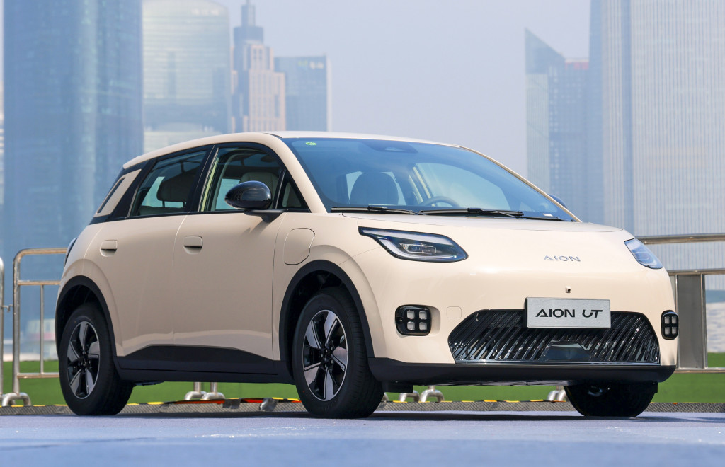 6.98萬元起!埃安UT正式上市,有AI有智駕,兩廂純電轎車續航420公里