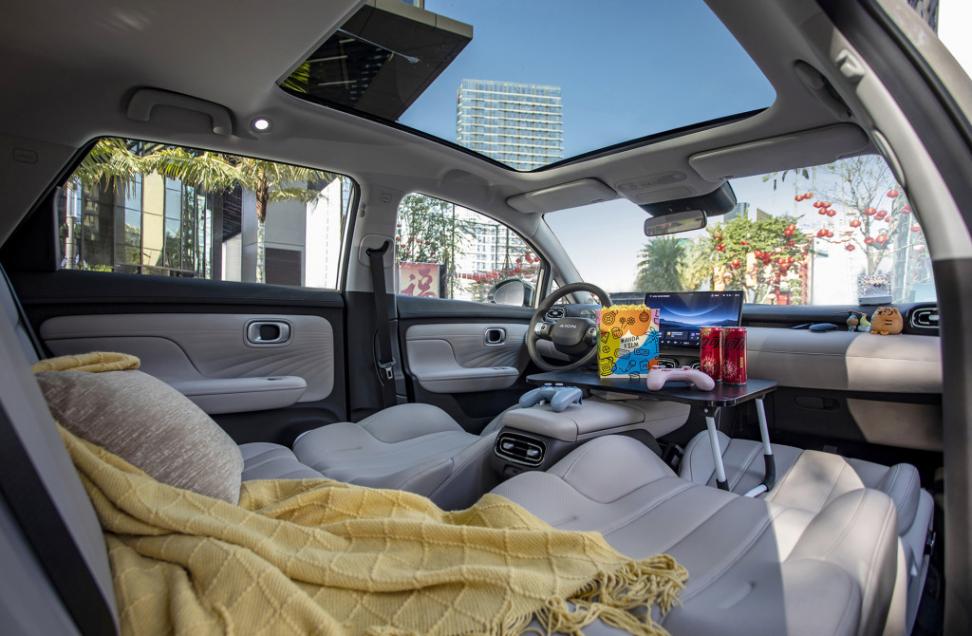 6.98萬元起!埃安UT正式上市,有AI有智駕,兩廂純電轎車續航420公里