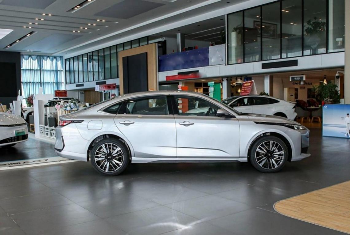 10 萬級插混轎車較量:五菱星光、秦 L 與啟源 A05 如何抉擇?