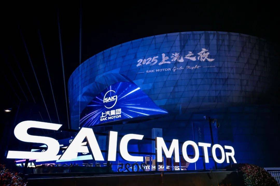 看到比亞迪海鷗、吉利星愿的持續熱銷,蔚來也不甘落后,于是全新智能電動高端小車品牌“firefly螢火蟲”應運而生,旗下首款車型螢火蟲定位純電小型車,動力上搭載105kW后驅電機,純電續航420km,并支持換電,此外還將配備全場景智能泊車、92L前備廂……預售價為14.88萬元,將于4月19日正式上市。日前,又有網友拍到了蔚來螢火蟲的實車圖,下面我們就來提前了解一下。